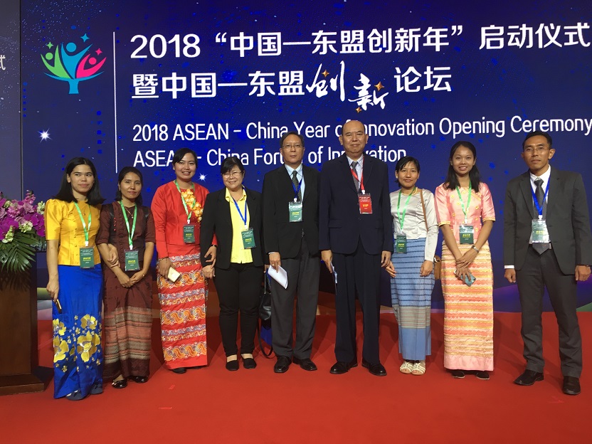 品资所杰青Aye Myat Mon（右3）与缅甸教育部副部长Win Maw Tun（右4）、缅甸科技部研究创新司司长Win Khaing Moe（左5）等参会代表在会场合影留念.jpg