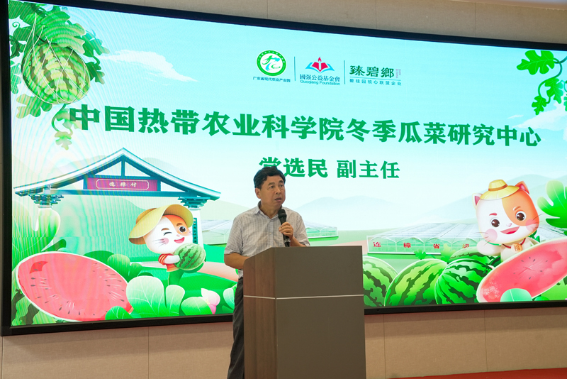 党选民研究员介绍“碧月”西瓜1.jpg